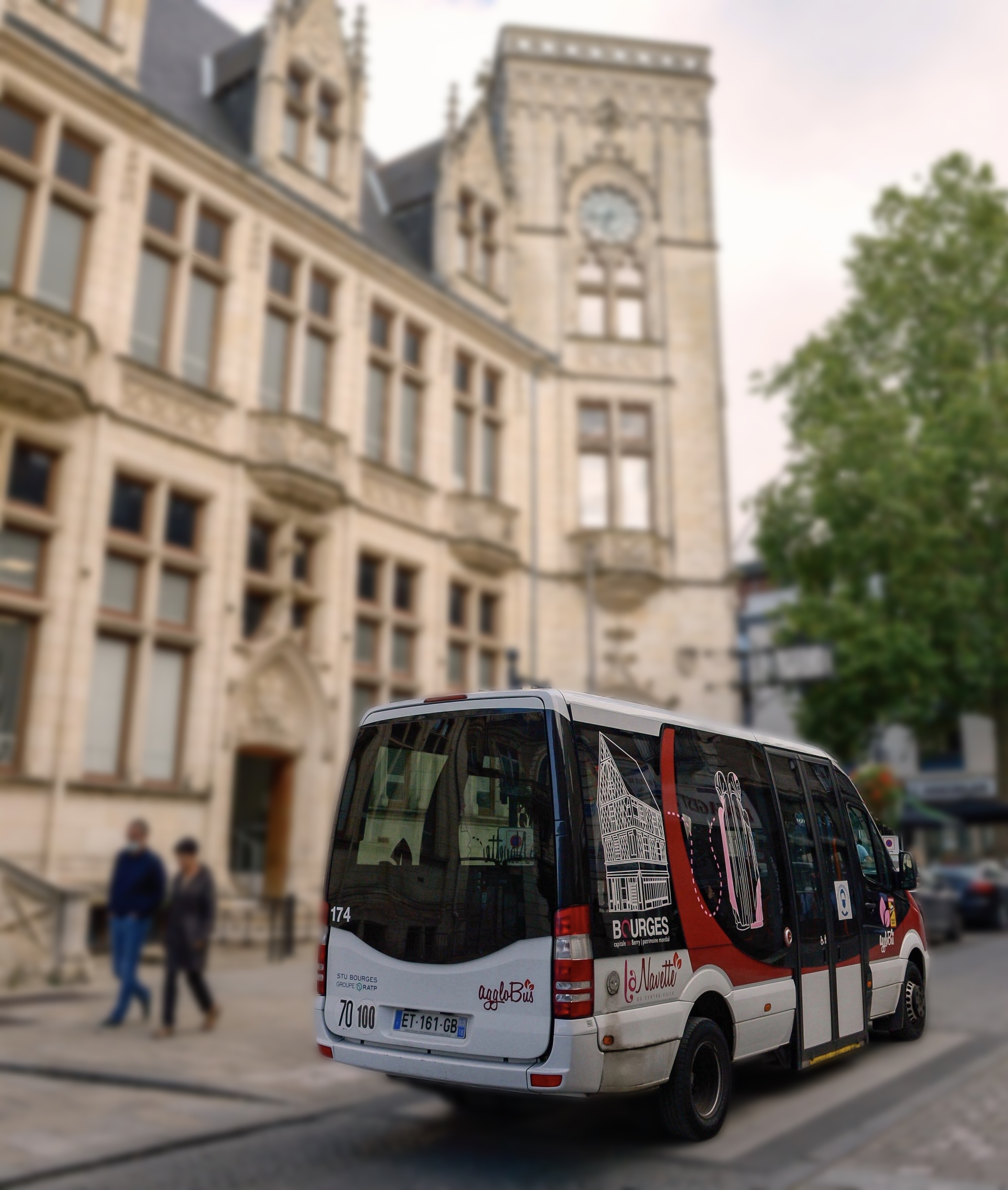 Navette devant La Poste